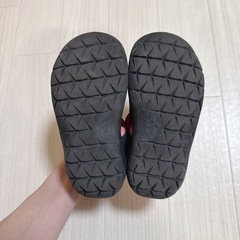 子供用 adidas サンダルの画像
