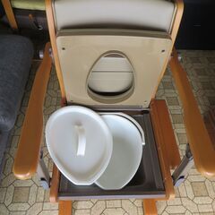 ウチエ株式会社　介護用ポータブルトイレの画像