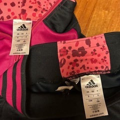 150cmのフード付きのピンクと黒のadidasジャージ  ユニクロのパンツとAIR ism  ソックスの画像