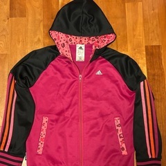 150cmのフード付きのピンクと黒のadidasジャージ  ユニクロのパンツとAIR ism  ソックスの画像