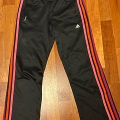 150cmのフード付きのピンクと黒のadidasジャージ  ユニクロのパンツとAIR ism  ソックスの画像