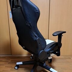 黒白 ゲーミングチェアの画像
