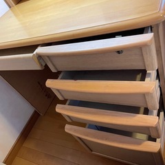 【無料！】学習机  昔ながらの機能性デスク コンセントプラグ付きの画像