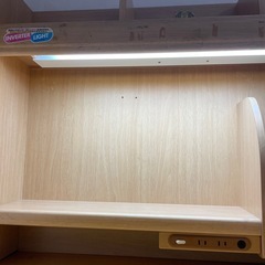 【無料！】学習机  昔ながらの機能性デスク コンセントプラグ付きの画像