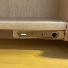 【無料！】学習机  昔ながらの機能性デスク コンセントプラグ付きの画像