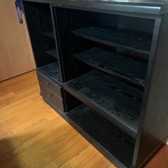 黒の木製収納棚（引き出し付き）の画像