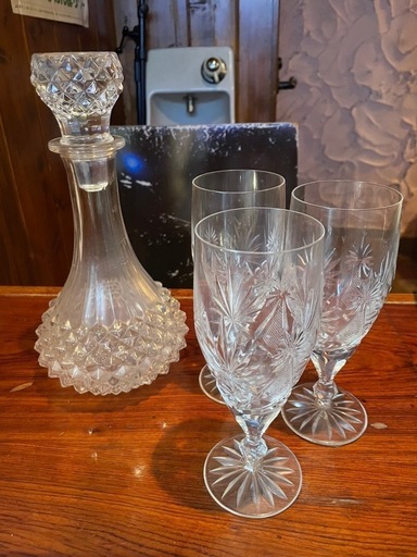 バカラ、グラス3個、デキャンタ