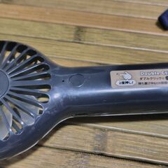 【まだ受付中】中古 充電式スリムファンディファン カラピナ♪ USB充電コード付き♪ 携帯扇風機♪ 早い者勝ちです✨✨の画像