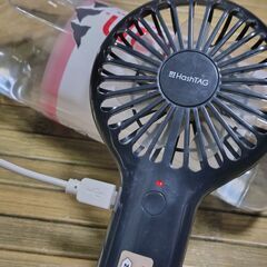 【まだ受付中】中古 充電式スリムファンディファン カラピナ♪ USB充電コード付き♪ 携帯扇風機♪ 早い者勝ちです✨✨の画像