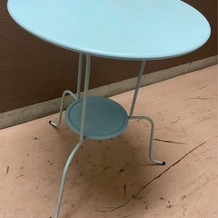 スチール製 水色の丸テーブル　の画像