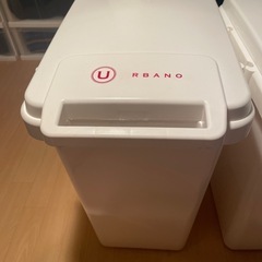 白基調のゴミ箱の画像