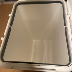 白基調のゴミ箱の画像