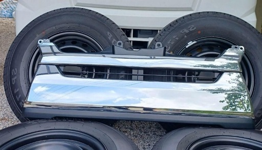 200系ハイエース　タイヤ、ボンネット、リアバンパー、グリル4点セット新車外し