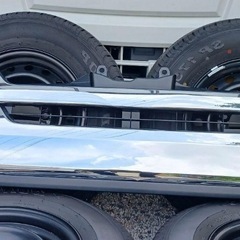 200系ハイエース　タイヤ、ボンネット、リアバンパー、グリル4点セット新車外しの画像