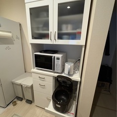 白い食器棚の画像