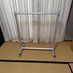 高さが変えられるハンガーパイプの画像