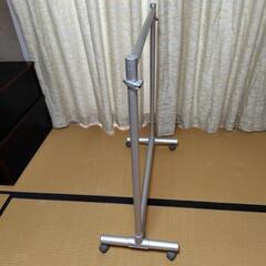 高さが変えられるハンガーパイプの画像