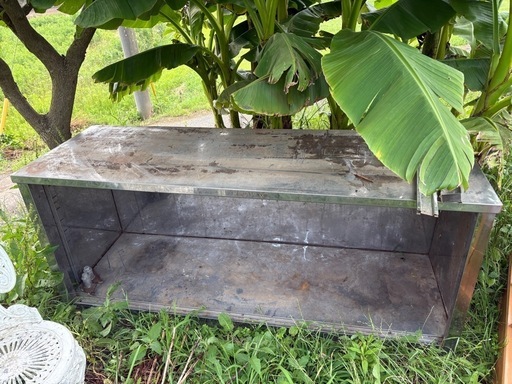 鉄製の棚　収納　灯油置き　物置