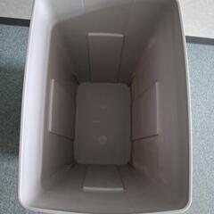 グレー 丸穴付き 分別ゴミ箱（45L相当）の画像