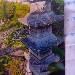 灯ろう。高さ２メートルぐらい。石の画像