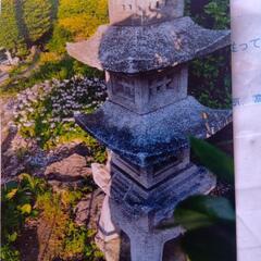 灯ろう。高さ２メートルぐらい。石の画像