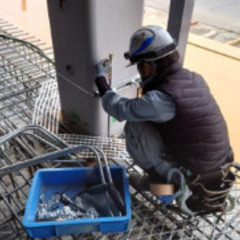 ▼正社員：社会インフラ電気工事作業員▼ 実働7時間＆残業ほぼなし◎ 入社3ヶ月後に10万円支給！給与日には“うなぎ弁当”も◎ 少数精鋭で安心！落ち着いた現場でじっくり仕事◎の画像