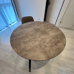 リビングテーブル&イス1脚の画像