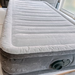 INTEX エアーベッド 簡易ベッド
の画像