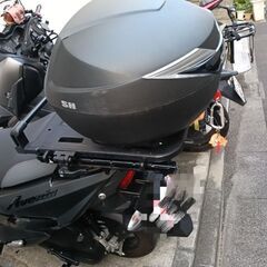 SHAD（シャッド）製 SH39 リアボックス（容量39L）  R-SPACE製 リアキャリア（スズキ アヴェニス125専用 / 最大積載量10kg）の画像