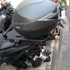 SHAD（シャッド）製 SH39 リアボックス（容量39L）  R-SPACE製 リアキャリア（スズキ アヴェニス125専用 / 最大積載量10kg）の画像