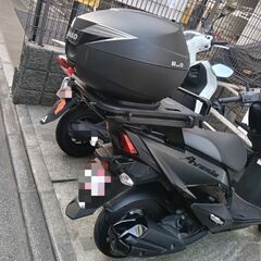 SHAD（シャッド）製 SH39 リアボックス（容量39L）  R-SPACE製 リアキャリア（スズキ アヴェニス125専用 / 最大積載量10kg）の画像