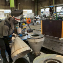 ▼正社員：鉄骨加工溶接の作業員【未経験OK】▼ 昇給は年4回！3ヶ月に1度のチャンスがある会社◎ 役職に就くチャンスも！頑張りが評価される環境◎ 実働7時間×定時退社！ワークライフバランスが良い◎の画像