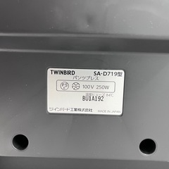 ツインバード ズボンプレッサー パンツプレス 自立式 スタンド式 消臭 ガラス 簡単 縦型 ブラック SA-D719Bの画像