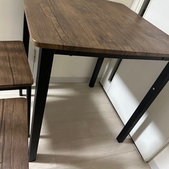 2人用ダイニングテーブルの画像