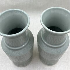 【B117】仏具/花瓶/青磁/唐草/投入/高さ約25cm/2点セット/仏壇/仏花/花器/陶器/お盆/お彼岸/お墓参り/供養の画像
