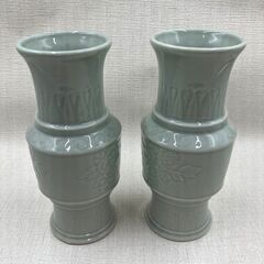 【B117】仏具/花瓶/青磁/唐草/投入/高さ約25cm/2点セット/仏壇/仏花/花器/陶器/お盆/お彼岸/お墓参り/供養の画像