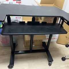 コンピューターデスクの画像