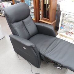 ニトリ 電動リクライニングチェア コンフェ ブラック 牛皮 幅76×奥行90×高さ105cm 無段階調整 1人掛けソファ 西岡店の画像