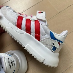 adidasスニーカー(キティちゃんコラボ)とKEENのサンダル　17cmの画像