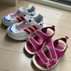 adidasスニーカー(キティちゃんコラボ)とKEENのサンダル　17cmの画像