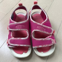 adidasスニーカー(キティちゃんコラボ)とKEENのサンダル　17cmの画像