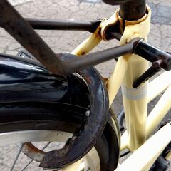 サビ多数 26インチ 自転車 6段変速 クリーム/イエロー系 カゴ・ライト付き カギ×1 ママチャリ 札幌市 中央区 南12条の画像