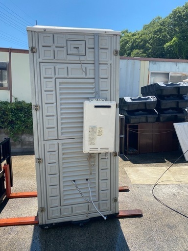 仮設シャワー　中古清掃済み　給湯器付き