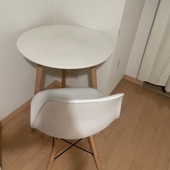 丸テーブルと椅子