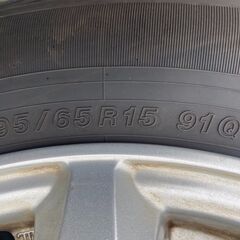 195/65R15 高年式 9.5分山 東北6県無料配送対応‼️爆安‼️最終値下げ‼️②超超超バリ溝❗国産　ヨコハマ製 ❗ アルミ付き 国産 タイヤ !!　冬　タイヤの画像