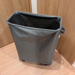 (値下げしました)キャスター付き軽量ランドリーバスケットの画像