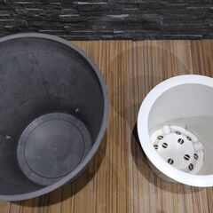 【引き取りに来てくれる方限定】大きめ！鉢カバー と 鉢　8月15日まで掲載予定の画像