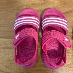 adidas キッズ　サンダルの画像