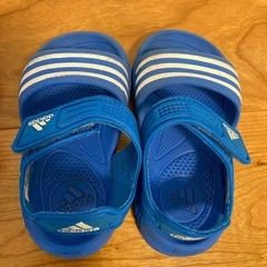 adidas キッズ　サンダルの画像