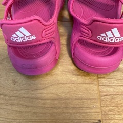 adidas キッズ　サンダルの画像